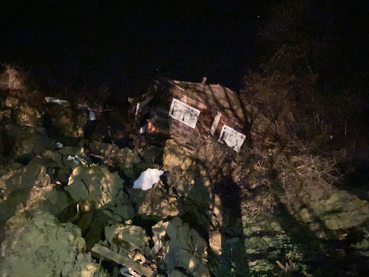 Sinop'un Türkeli ilçesinde 3 evin yıkıldığı heyelanda 2 kişi yaralı olarak kurtarıldı.