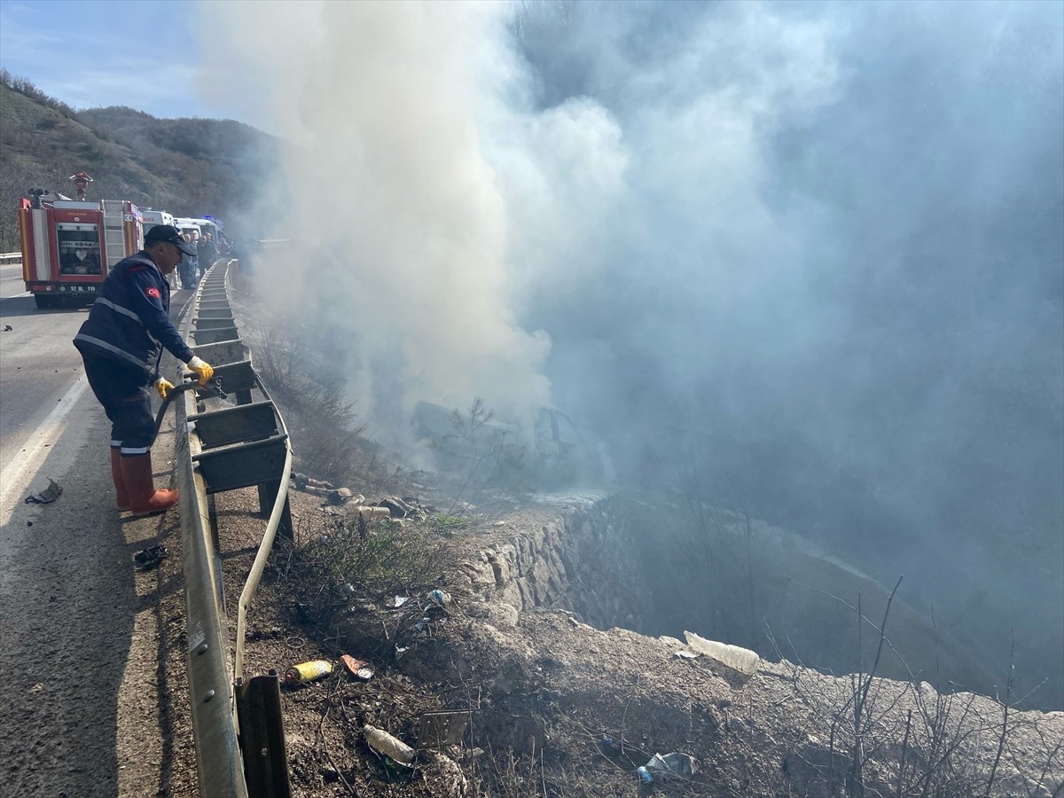 Sinop’un Boyabat ilçesinde bariyere çarpan otomobildeki anne ve baba ile 2 çocuğu yaralandı. 