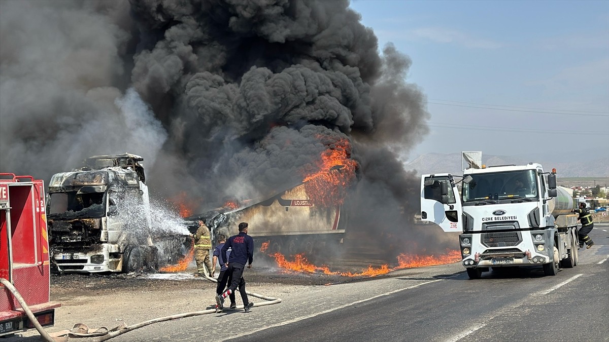Şırnak'ın Cizre ilçesinde tırda belirlenemeyen nedenle çıkan yangın, itfaiye ekiplerince...
