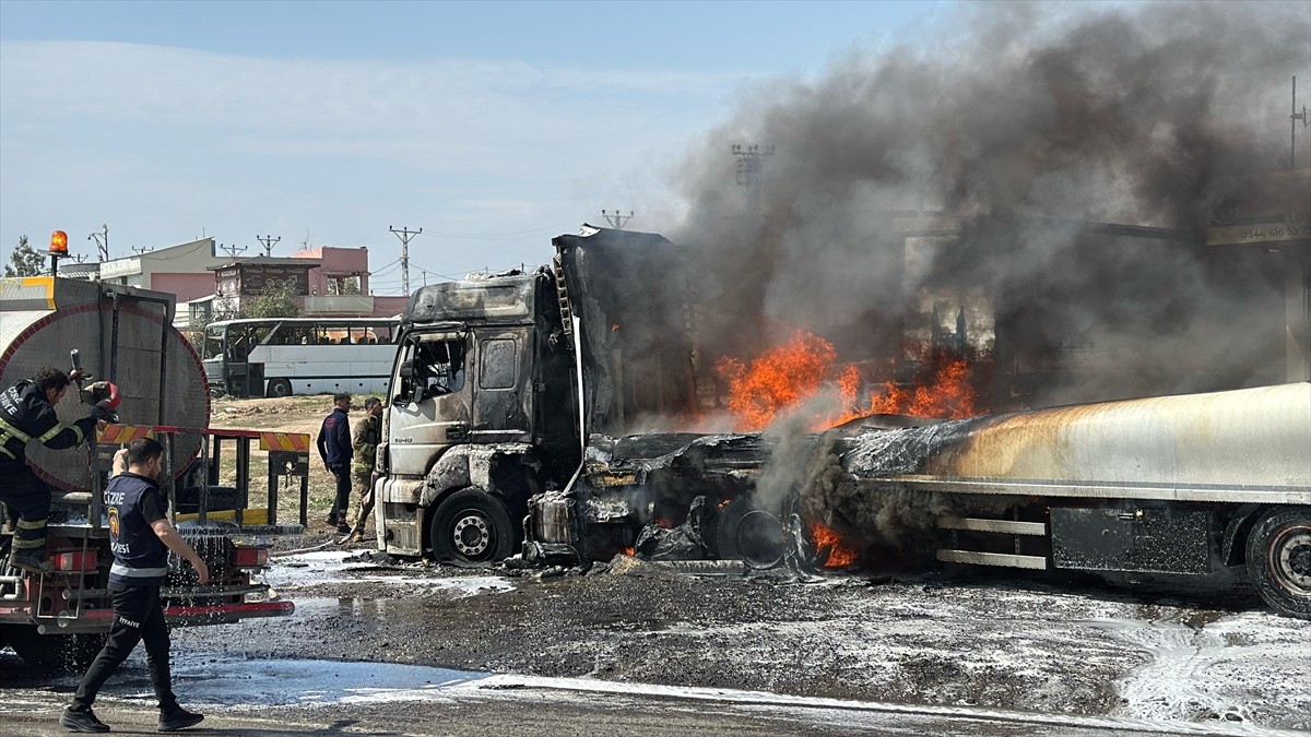 Şırnak'ın Cizre ilçesinde tırda belirlenemeyen nedenle çıkan yangın, itfaiye ekiplerince...