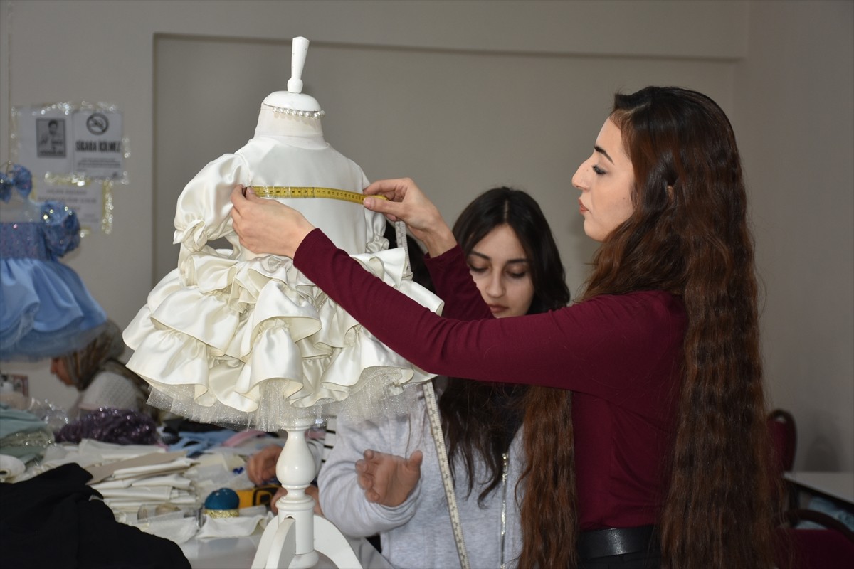 Şırnak'ın Cizre ilçesinde yaşayan 20 yaşındaki Azize Ergün, devlet desteği sayesinde çocuk...