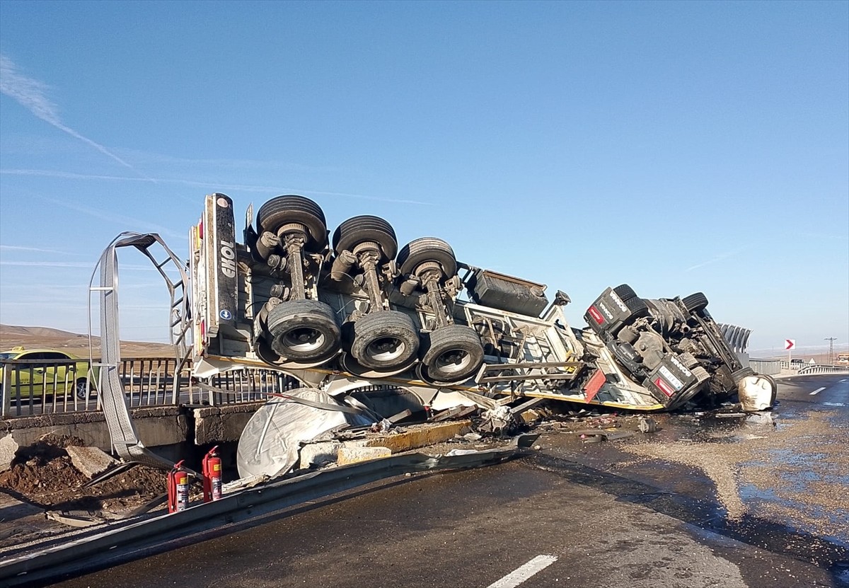 Sivas'ın Şarkışla ilçesinde köprü bariyerlerine çarpan tırın sürücüsü yaşamını...