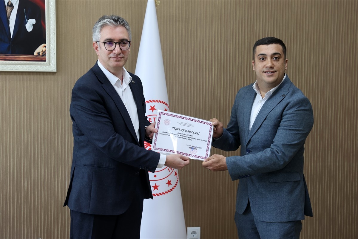 Sivas'ta hastanenin yemekhane görevlileri, boğazına zeytin takılan hasta yakınını Heimlich...