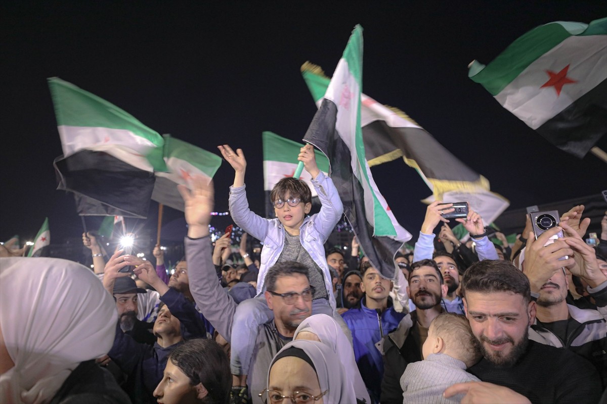 Suriye'nin başkenti Şam'da, devrimin başlamasının 14. yıl dönümü kutlamaları coşkuyla sürüyor....