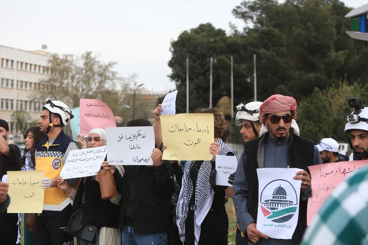 Suriye'nin başkenti Şam’ın sembol noktası olan Emevi Meydanı'nda halk, İsrail'in, Dera ilinin Kuye...