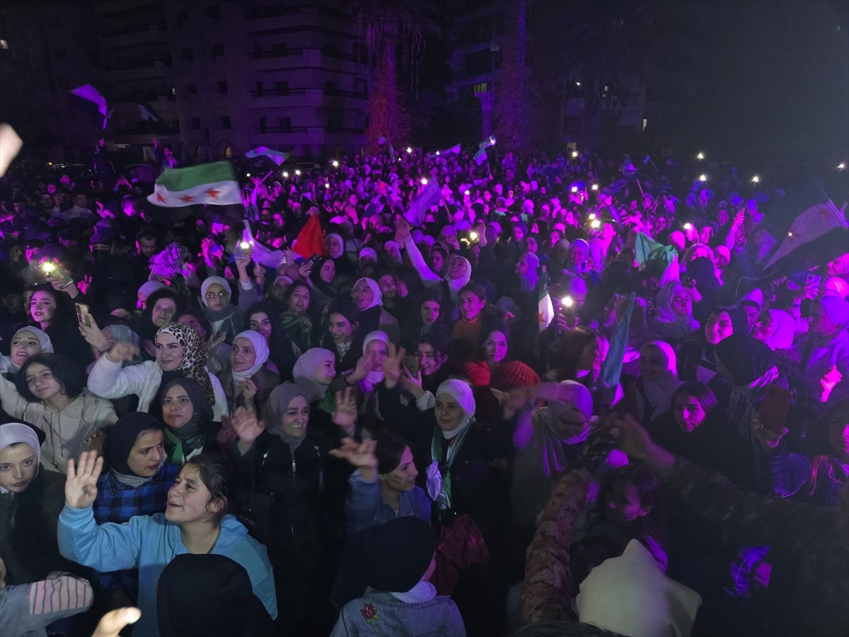 Suriye'nin Lazkiye İlinde, devrimin başlamasının 14. yıl dönümü kutlamaları coşkuyla sürüyor....