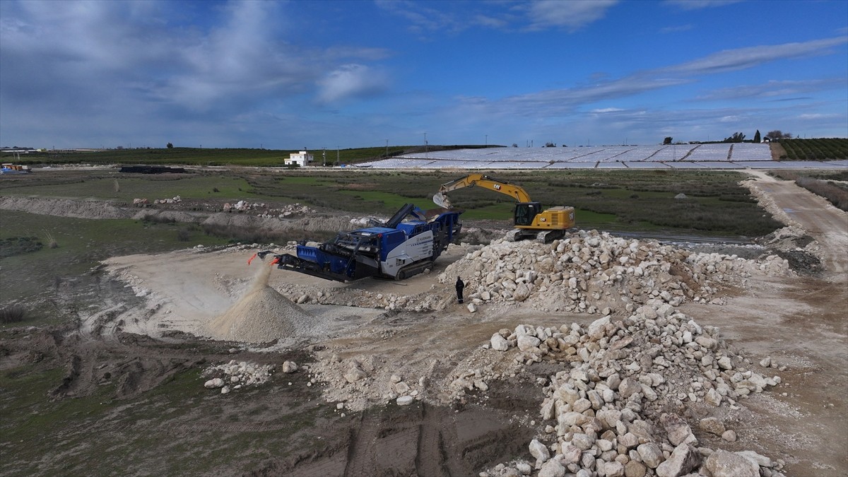Tarım ve Orman Bakanlığı tarafından Adana'da kurulma çalışması süren Sera Tarıma Dayalı İhtisas...