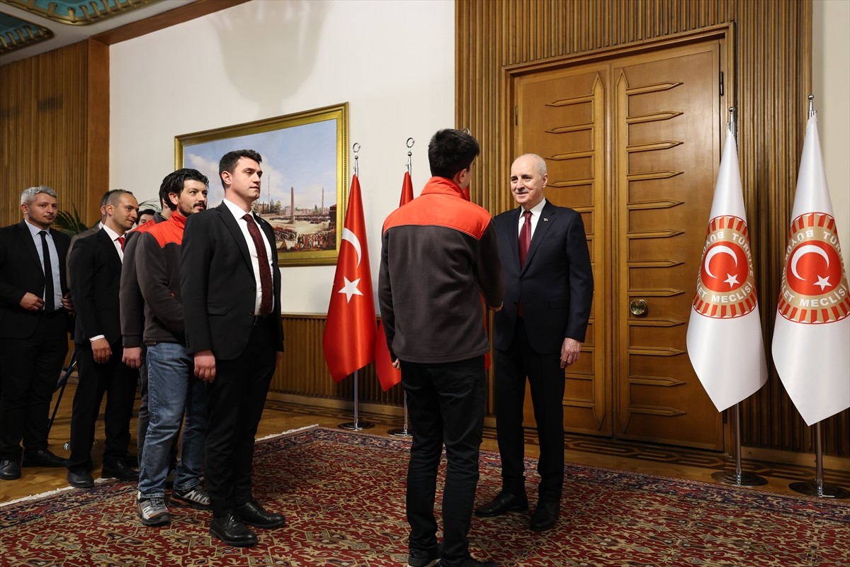 TBMM Başkanı Numan Kurtulmuş, Ramazan Bayramı dolayısıyla Meclis'te görev yapan personelle...