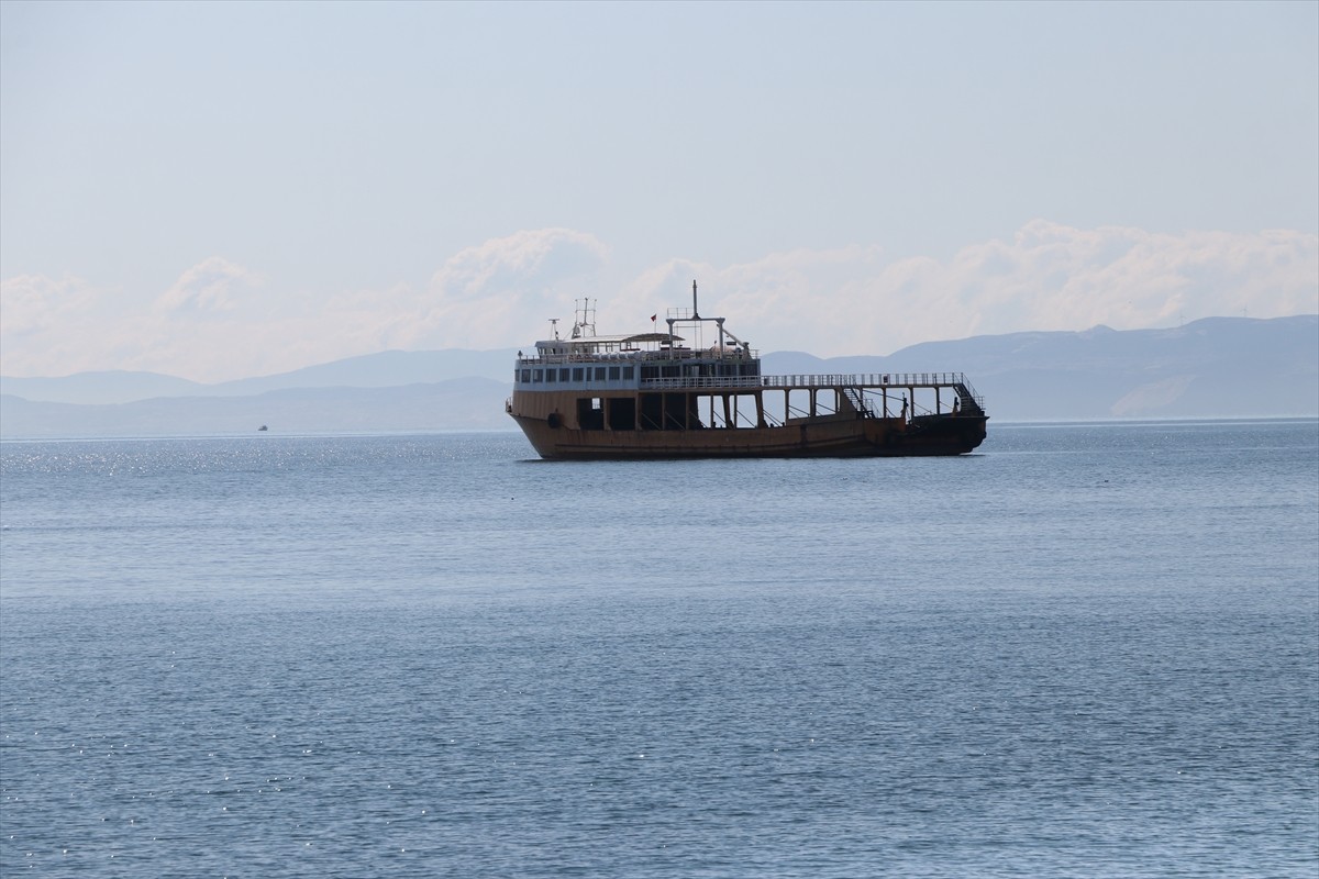 Tekirdağ'da, lodosun etkisini yitirmesiyle deniz ulaşımı normale döndü. Tekirdağ sahiline...