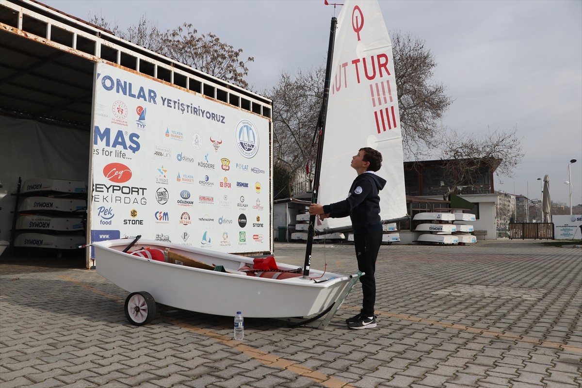 Tekirdağ'da yaşayan Türkiye şampiyonu 11 yaşındaki yelkenci Rüzgar Uzel, milli takımda yer alıp...