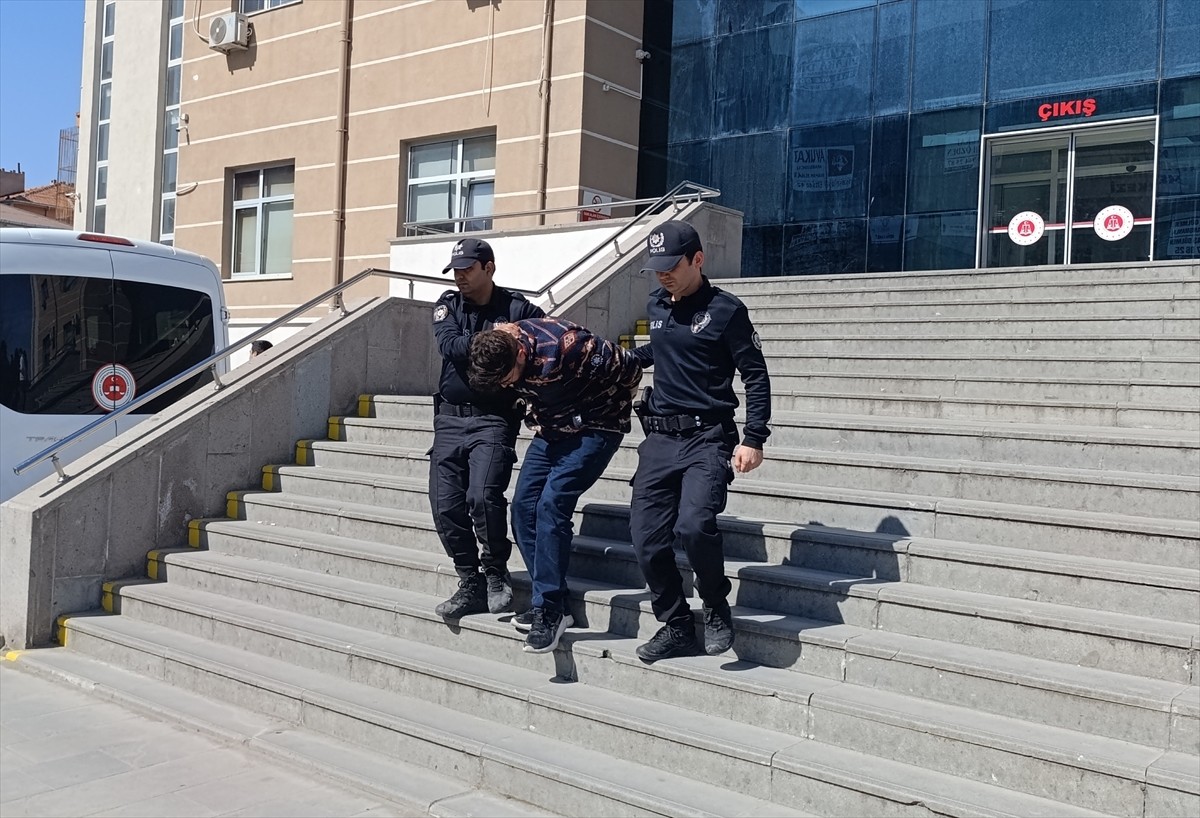  Tekirdağ'ın Çerkezköy ilçesinde otomobiliyle yayalara çarpan alkollü sürücü tutuklandı.