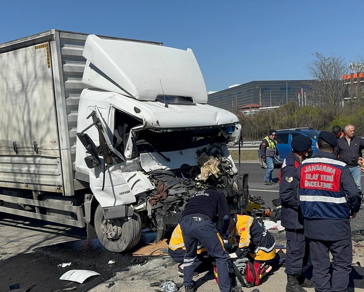 Tekirdağ'ın Çorlu ilçesinde kamyonun çarptığı tır sürücüsü yaşamını yitirdi.
