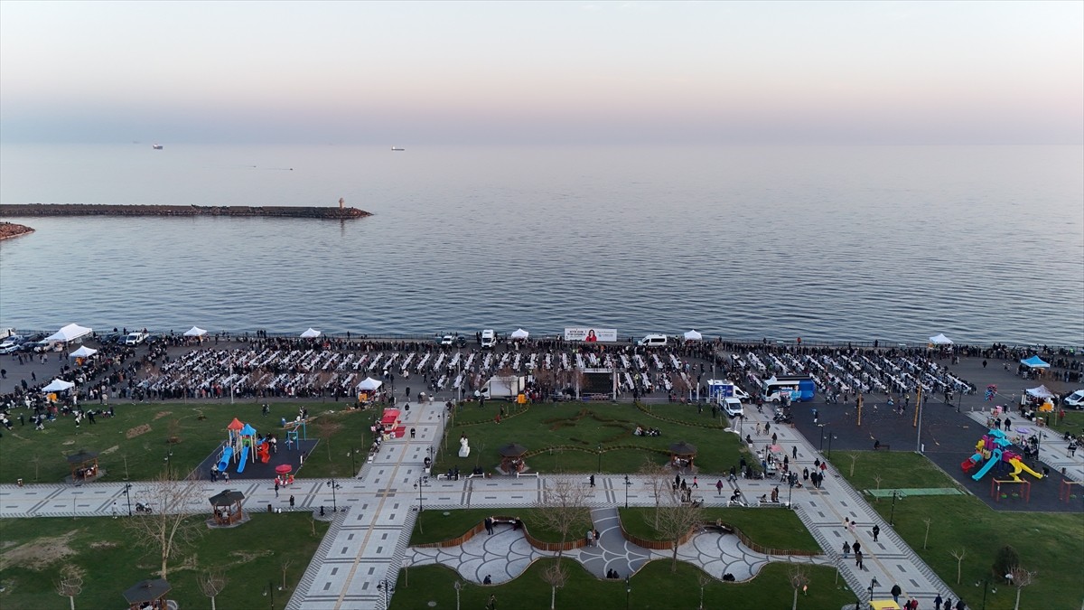 Tekirdağ Büyükşehir Belediyesi tarafından sahil dolgu alanında "Büyük Ailem" iftar programı...