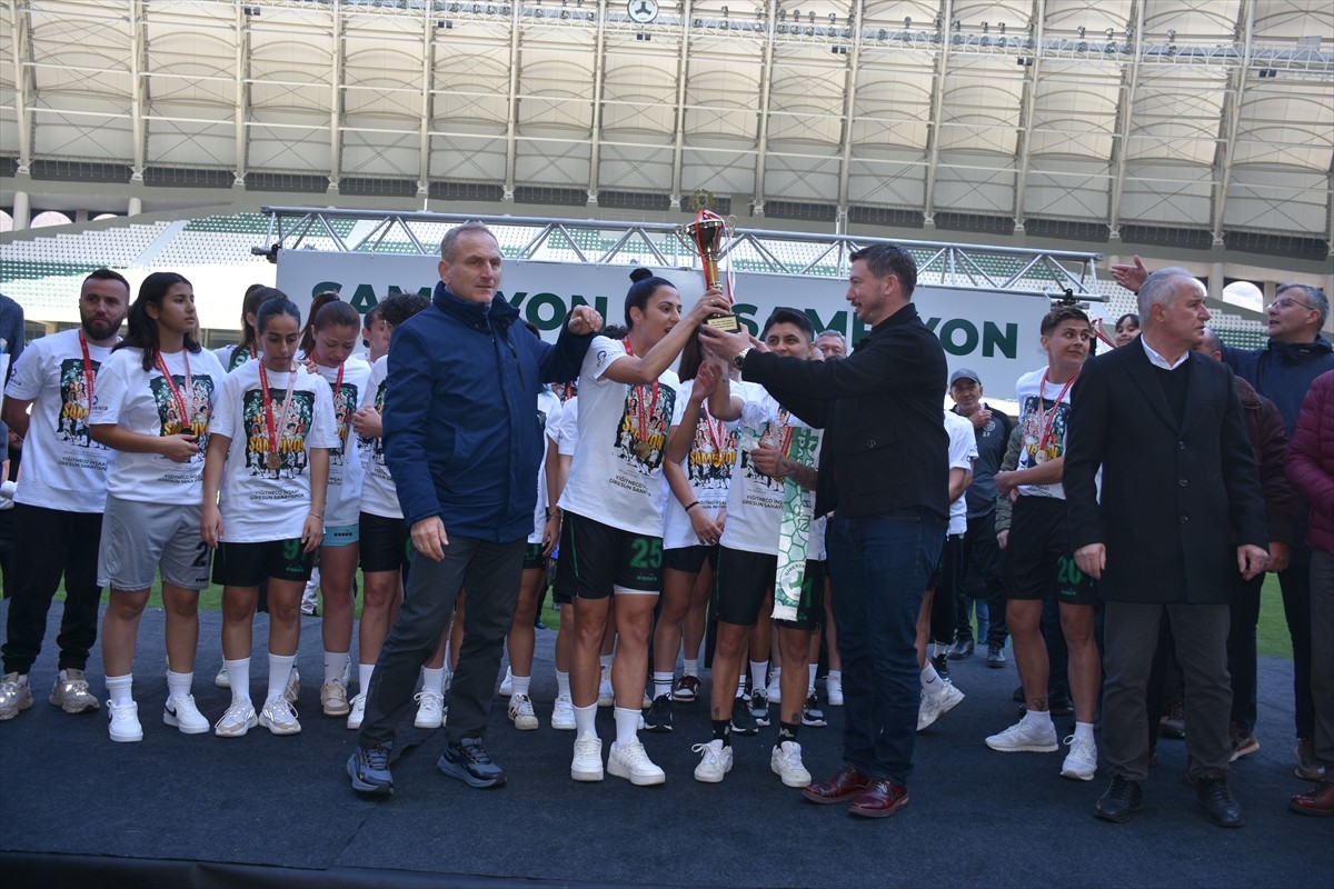 TFF Kadınlar 1. Lig play-off şampiyonluk grubunu ikinci tamamlayan Giresun Sanayispor, Turkcell...