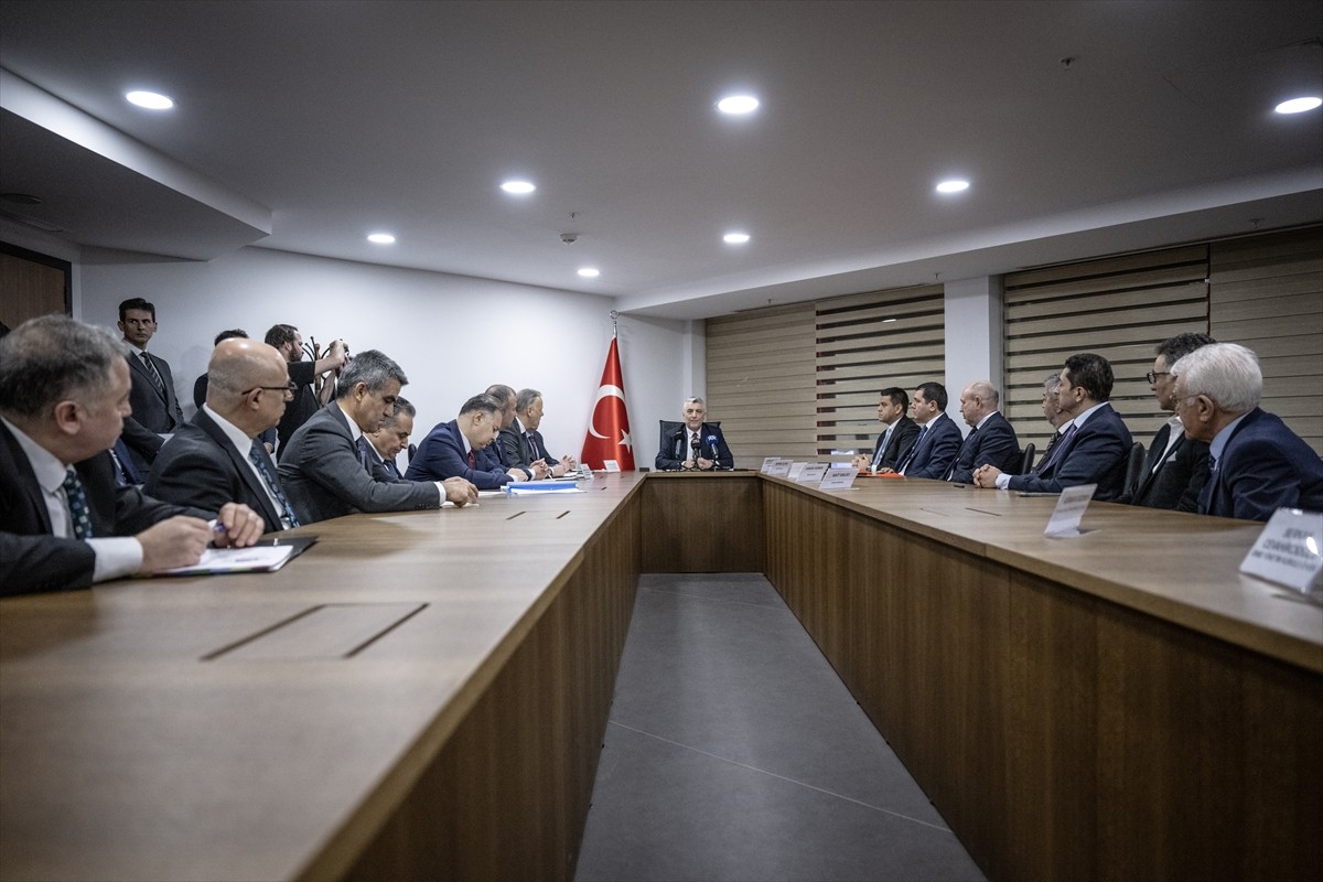 Ticaret Bakanı Ömer Bolat, İstanbul Fuar Merkezi'nde ayakkabı sektörü temsilcileriyle bir araya...