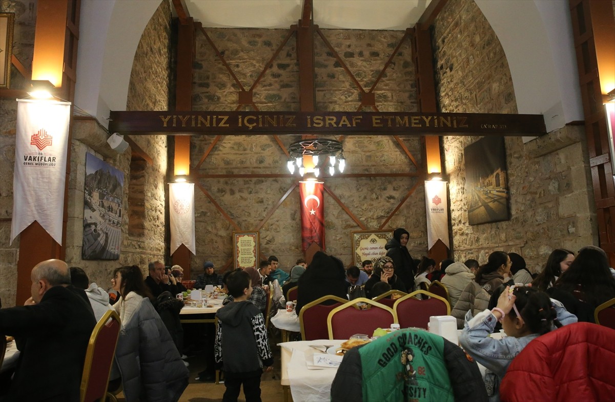 Tokat Vakıflar Bölge Müdürlüğü 500 kişiye iftar yemeği veriyor. Sultan II. Bayezid Han tarafından...