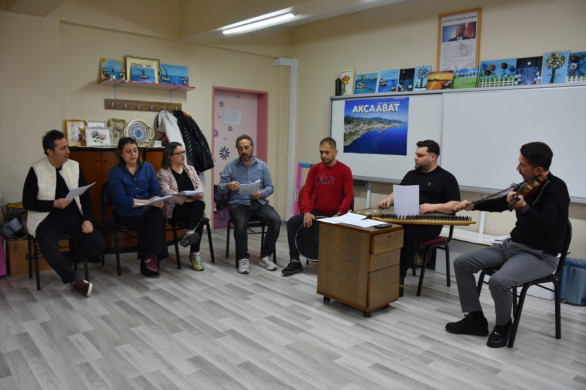 Trabzon'da müzik öğretmenlerinden oluşan koro, 25 Mart Salı günü düzenlenecek tasavvuf musikisi...