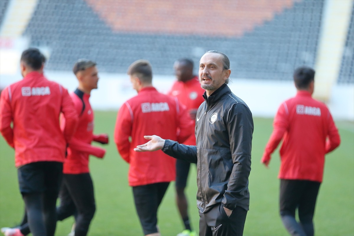 Trendyol 1. Lig ekiplerinden Ahlatcı Çorum FK'de teknik direktörlük görevine getirilen Tuncay...
