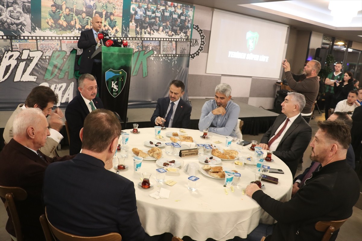 Trendyol 1. Lig takımlarından Kocaelispor, iftar yemeğinde bir araya geldi. Kulüp başkanı Recep...