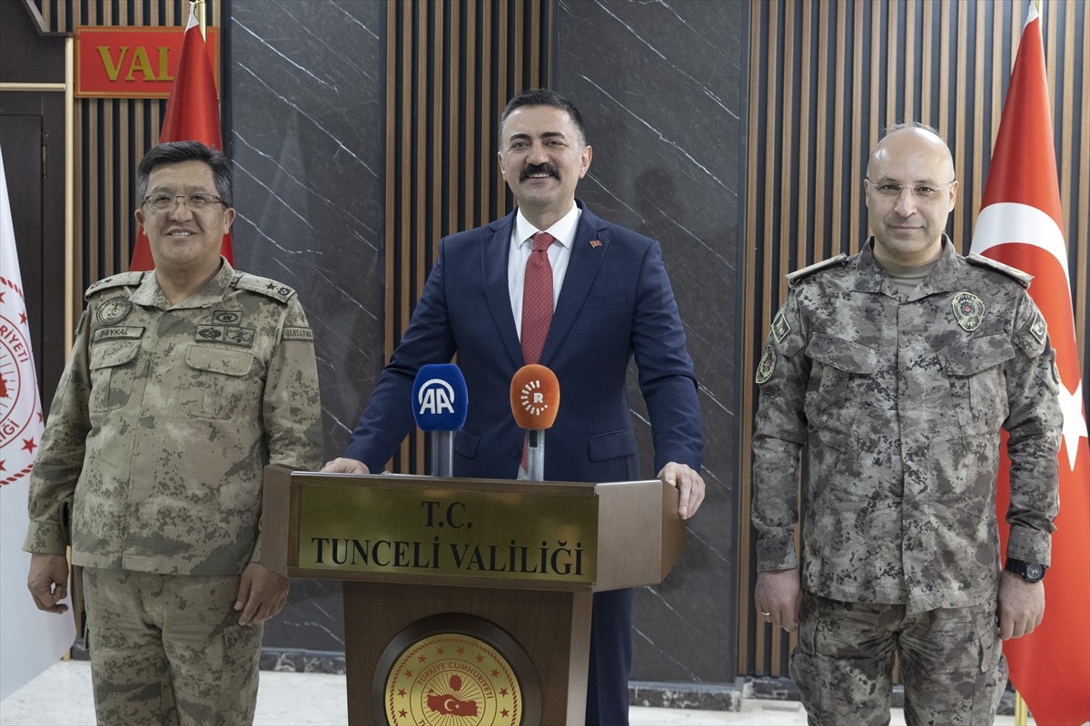 Tunceli Valisi Bülent Tekbıyıkoğlu (ortada), Valilik binasında düzenlediği "Asayiş ve Güvenlik...