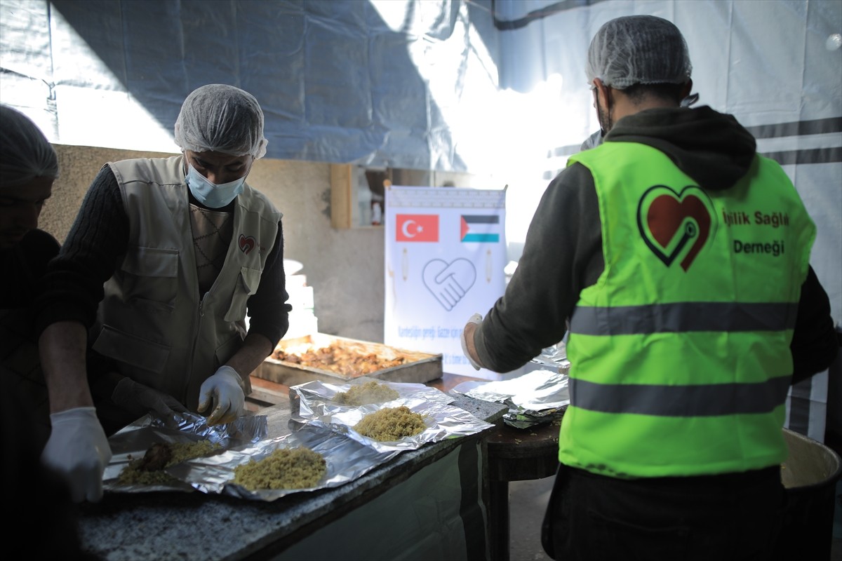 Türk doktor ve sağlık çalışanlarının kurduğu İyilik Sağlık Derneği, Gazze'deki mülteci kamplarında...
