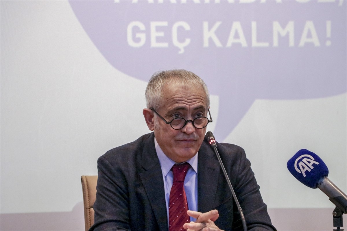 Türk Gastroenteroloji Derneği tarafından kolon kanseri farkındalık ayı dolayısıyla Gazi...