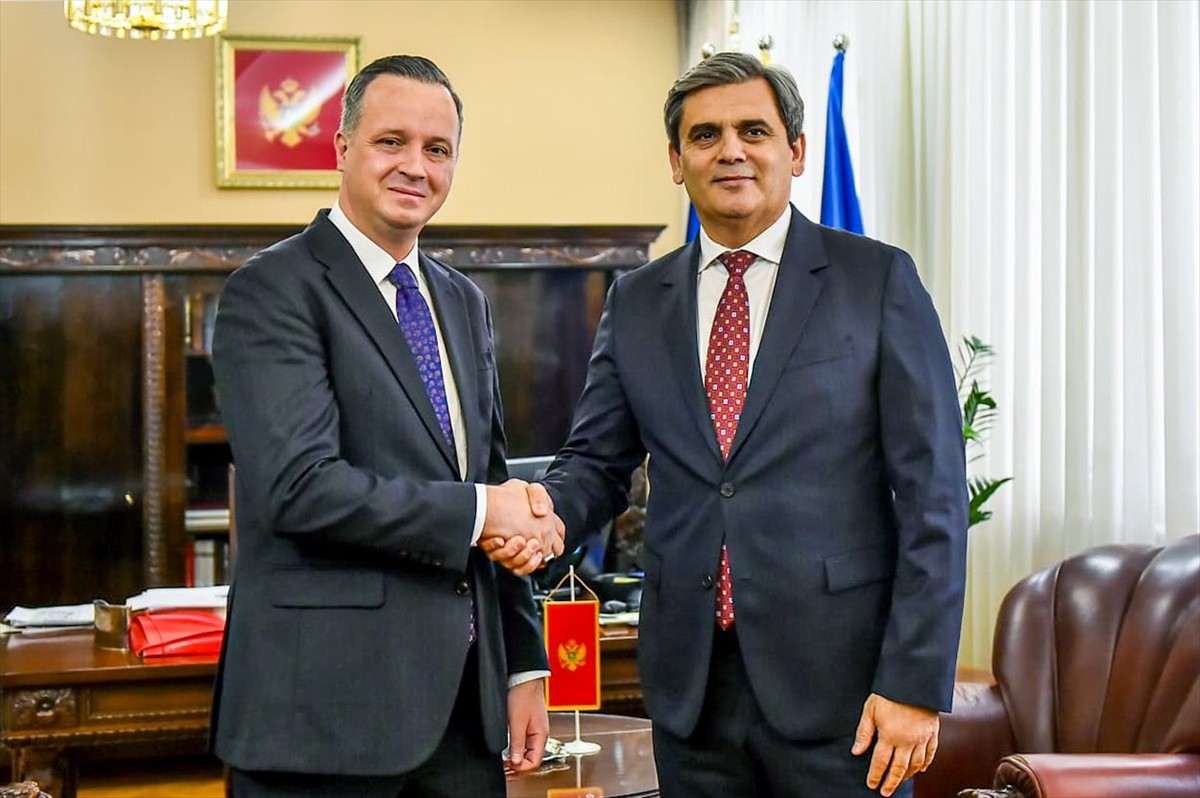 Türk İşbirliği ve Koordinasyon Ajansı (TİKA) Başkanı Serkan Kayalar (solda), Balkan ülkesi...