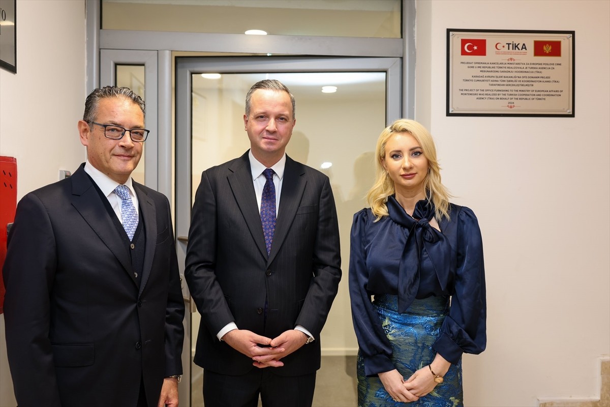 Türk İşbirliği ve Koordinasyon Ajansı (TİKA) Başkanı Serkan Kayalar (solda), Balkan ülkesi...