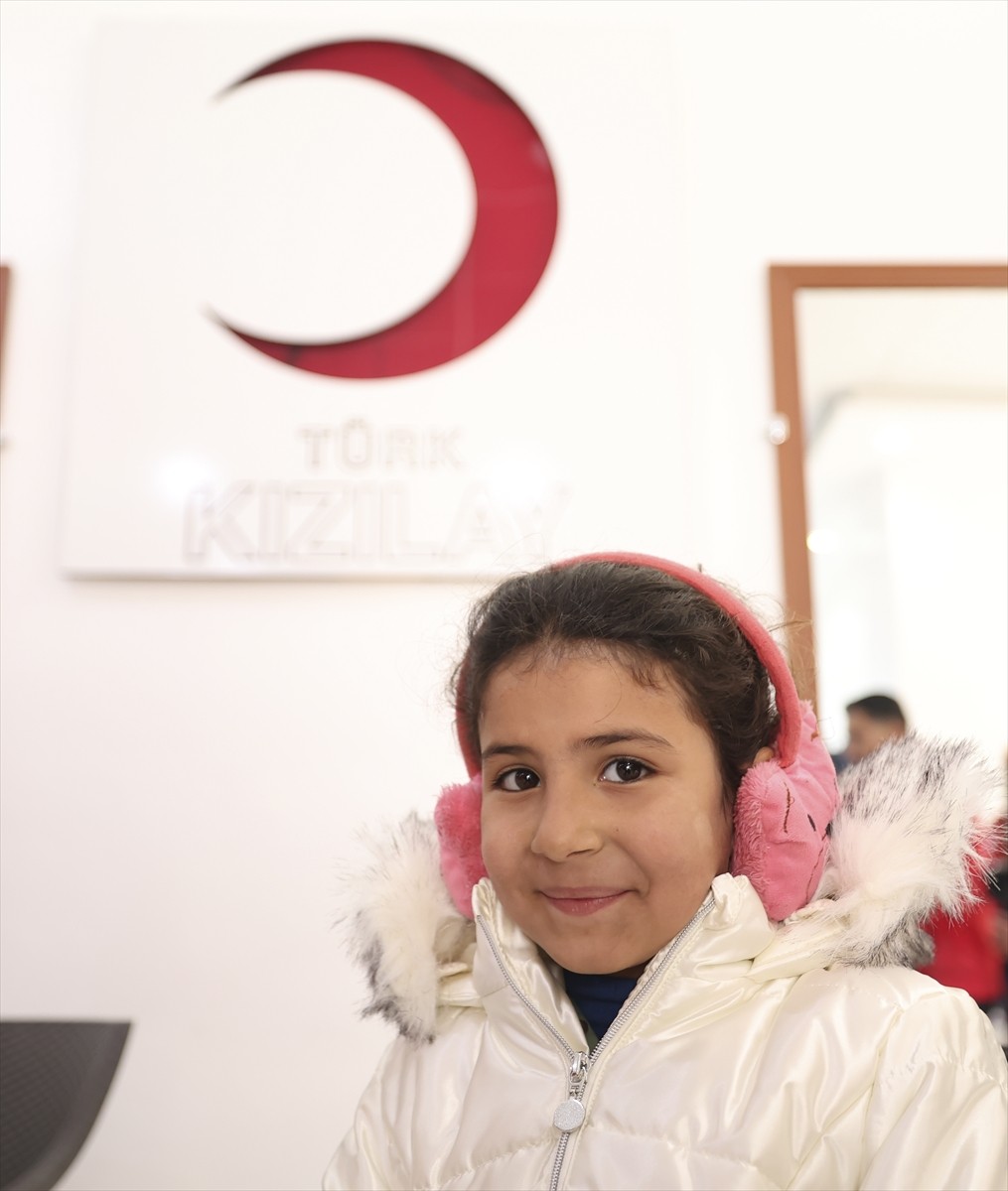 Türk Kızılay, 61 yıllık Baas rejiminin devrildiği Suriye'de daha önce ulaşılamayan yerlerdeki...