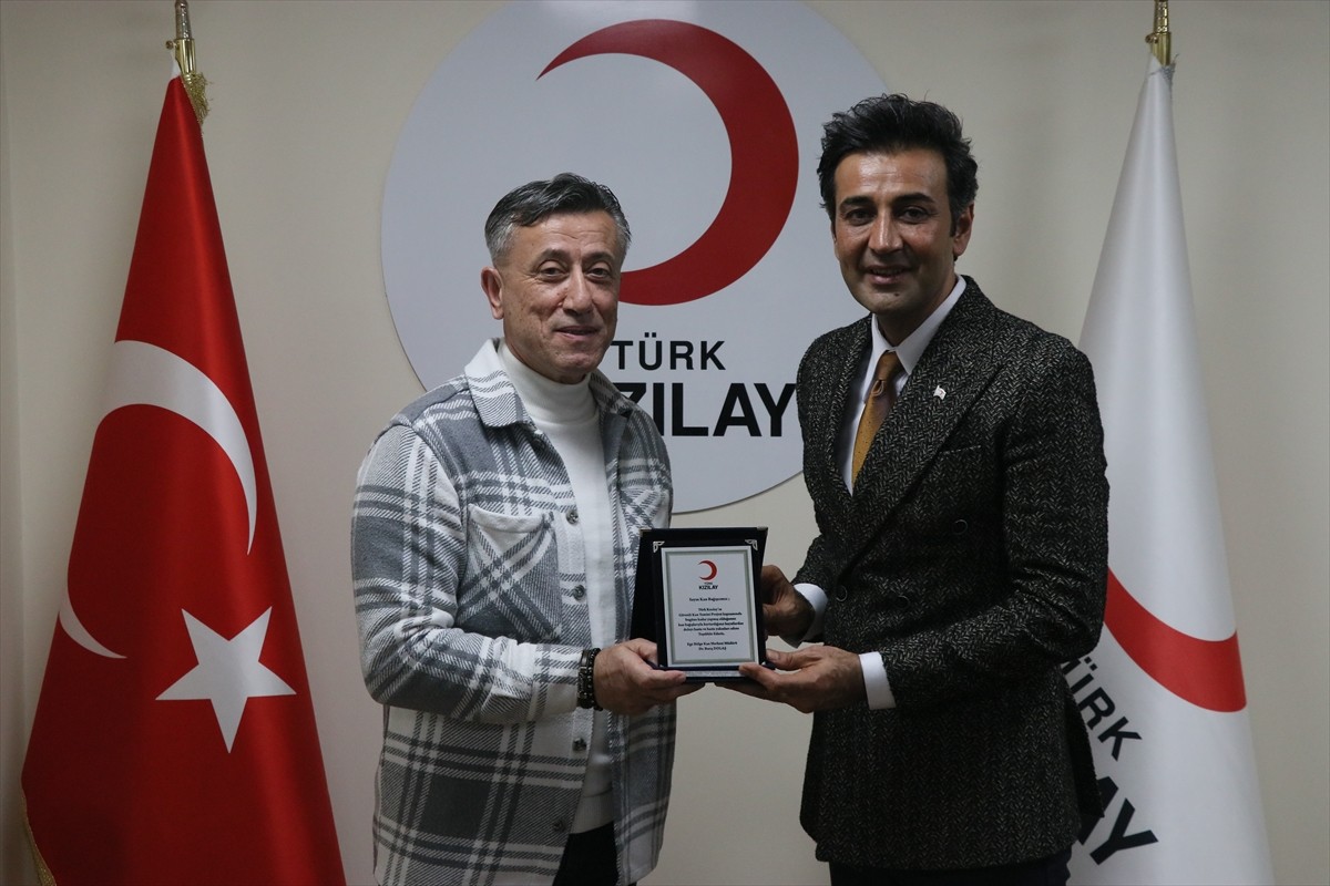 Türk Kızılay Ege Bölge Kan Merkezi'ne en çok bağışta bulunan 10 kişiye Bayraklı ilçesindeki...