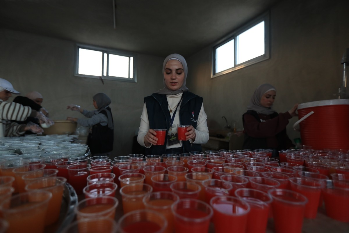Türk Kızılay, Suriye’nin başkenti Şam’da 1000 yetim çocuk için iftar programı...