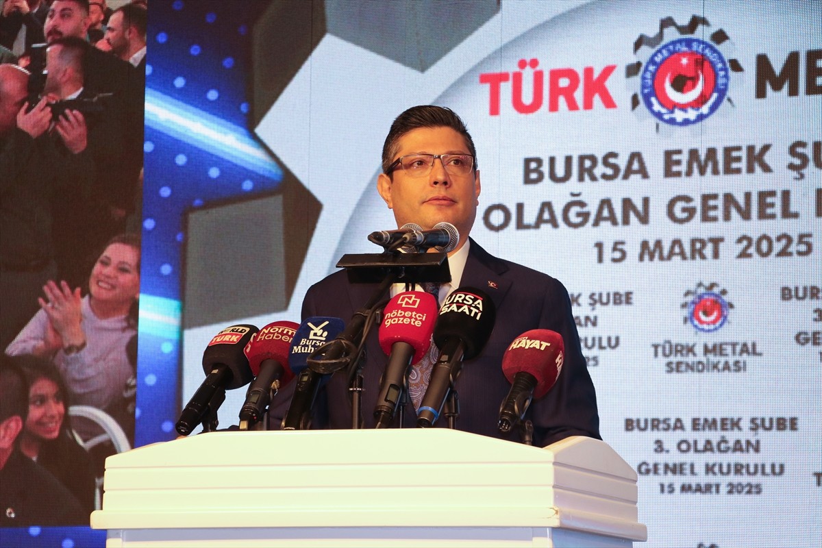 Türk Metal Sendikası Genel Başkanı Uysal Altundağ, Bursa'da bir davet salonunda düzenlenen Türk...