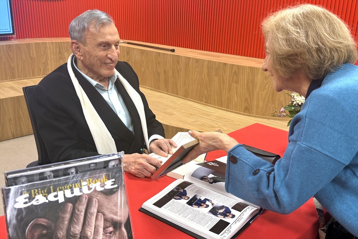 Türk tiyatrosunun usta isimlerinden sanatçı Haldun Dormen, Esquire Türkiye dergisinin kendisine...