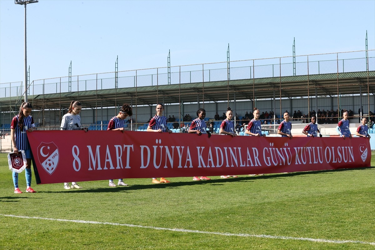 Turkcell Kadın Futbol Süper Ligi'nin 19. haftasında Trabzonspor ile Beşiktaş United Payment, Kadir...