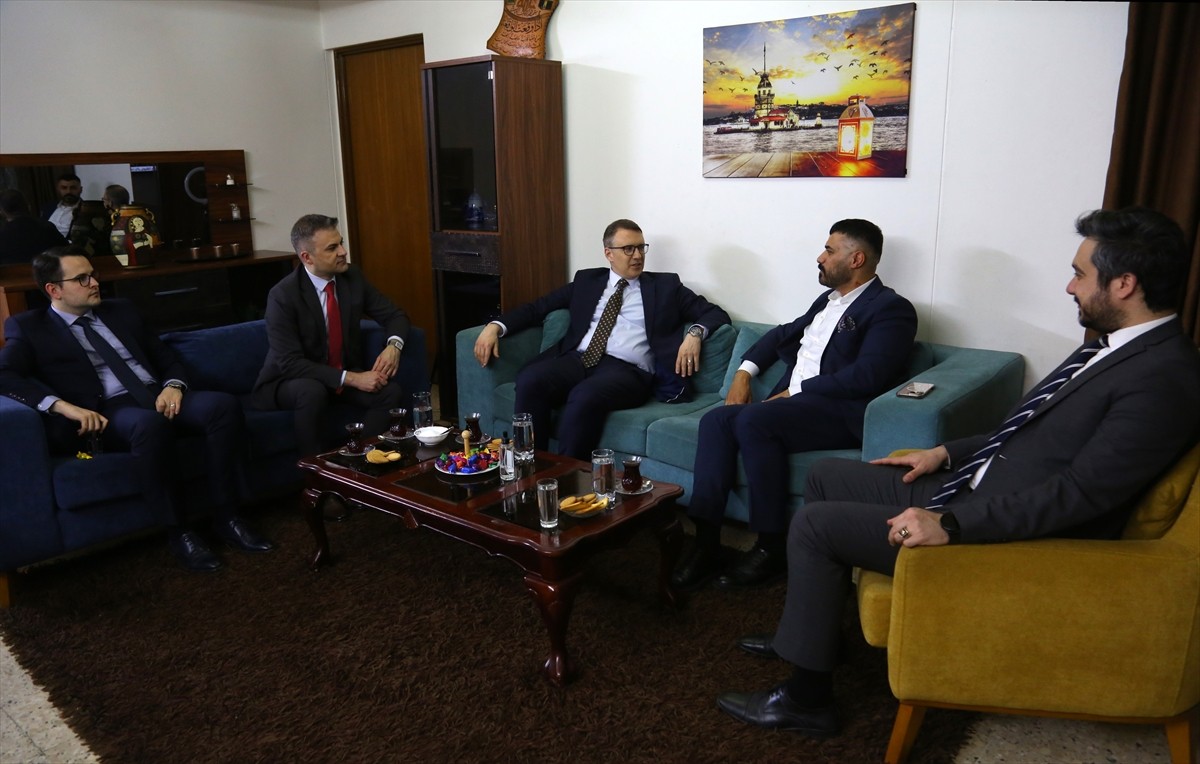 Türkiye'nin Bağdat Büyükelçisi Anıl Bora İnan (sol 3), Anadolu Ajansı'nın (AA) Bağdat Ofisi'ni...