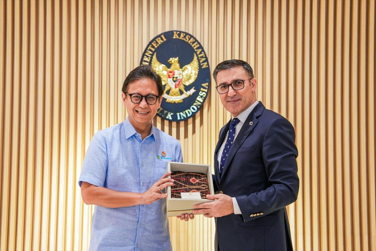 Türkiye'nin Cakarta Büyükelçisi Talip Küçükcan (sağda), Endonezya Sağlık Bakanı Budi Gunadi...