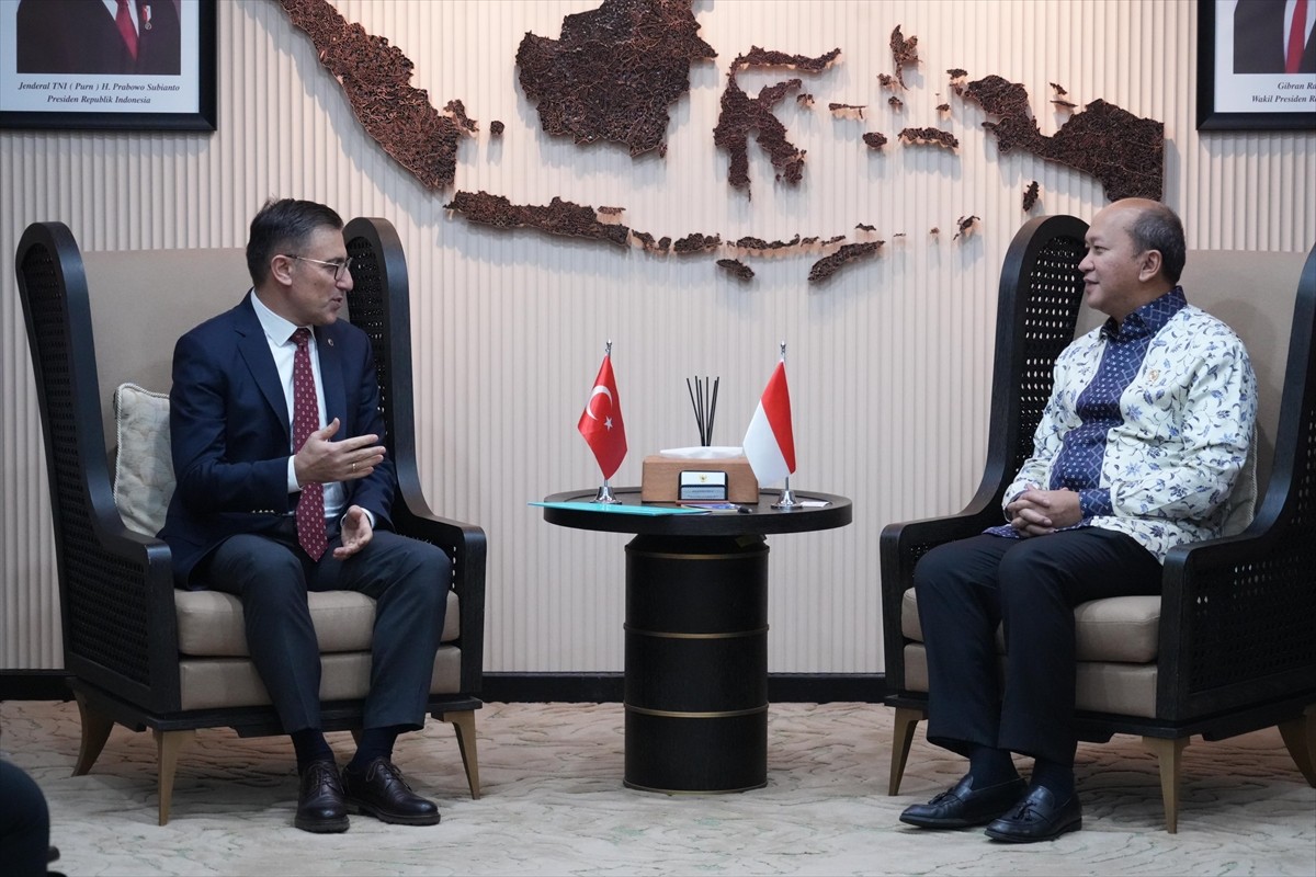 Türkiye'nin Cakarta Büyükelçisi Talip Küçükcan (solda) ile Endonezya Yatırım ve Ham Madde İşleme...