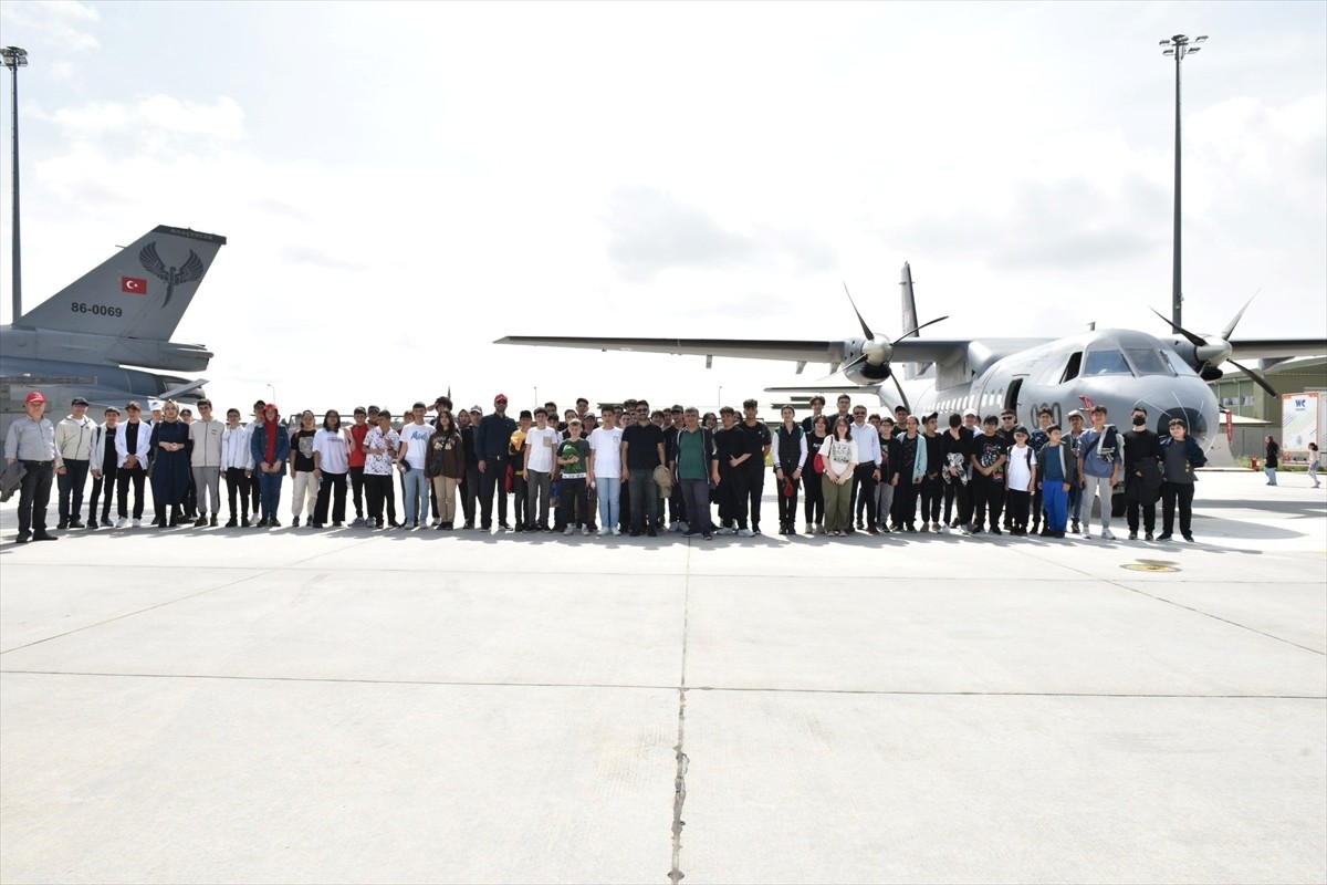 Türkiye'nin çeşitli illerinden gelen ziyaretçiler Hava Kuvvetleri Komutanlığına bağlı birliklerde...