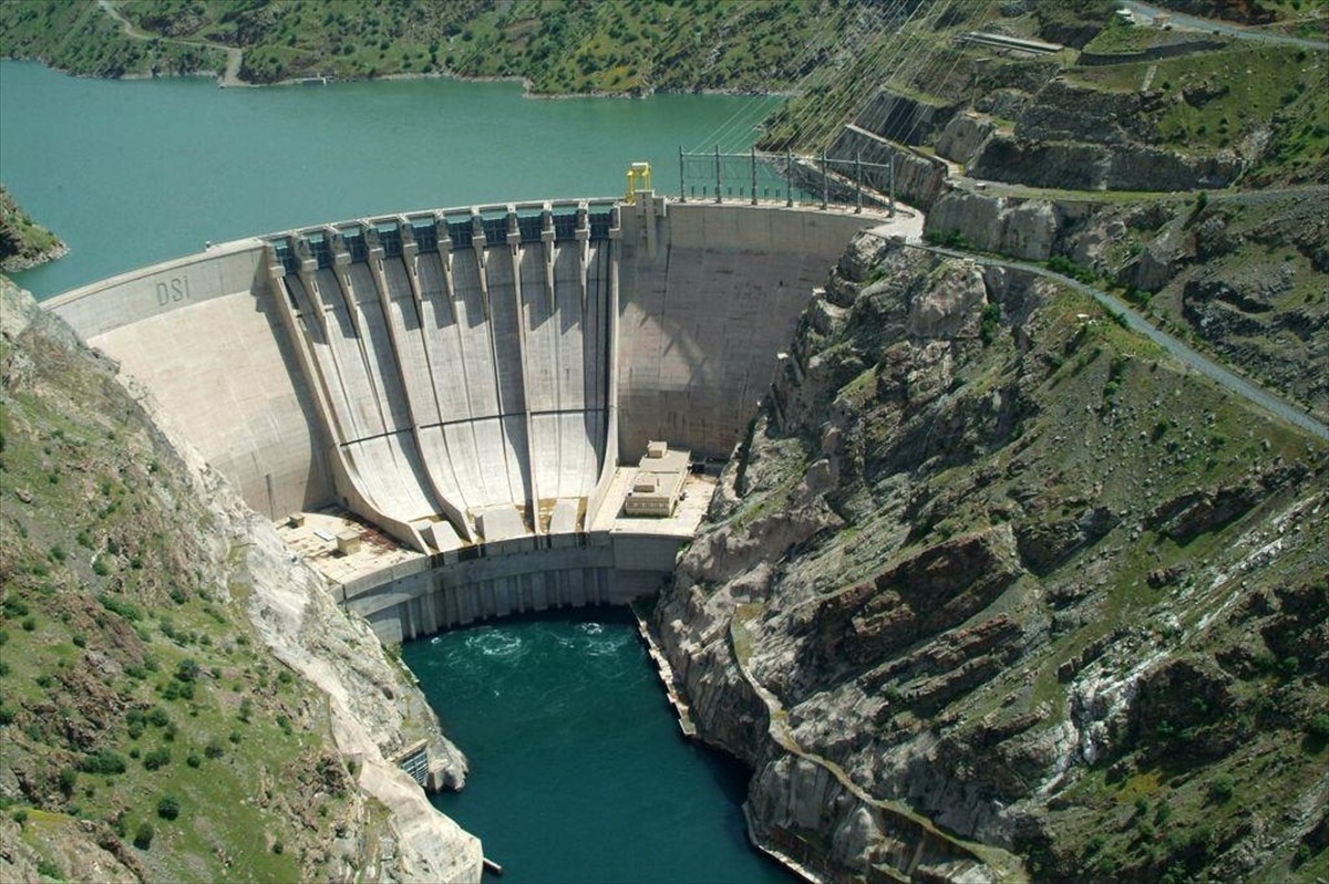Türkiye'nin en büyük ikinci hidroelektrik santrali (HES) olan Karakaya Barajı'nın birinci...