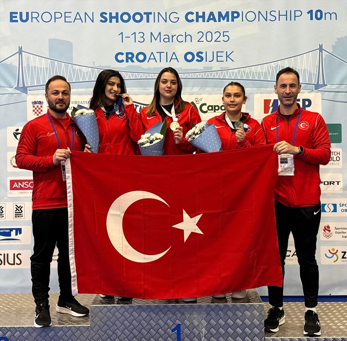 Türkiye'nin; Gülsunar Tarhan (sağ 2), İlayda Nur Çürük (ortada) ve Tuğba Buğur'dan (sol 2) oluşan...