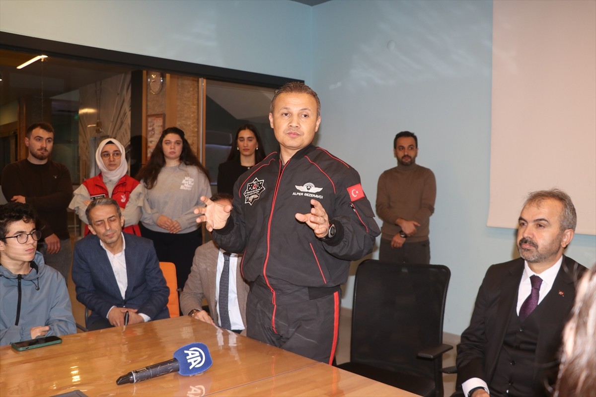 Türkiye'nin ilk astronotu Alper Gezeravcı, Rize Gençlik ve Spor Müdürlüğü binasında, Teknoloji...
