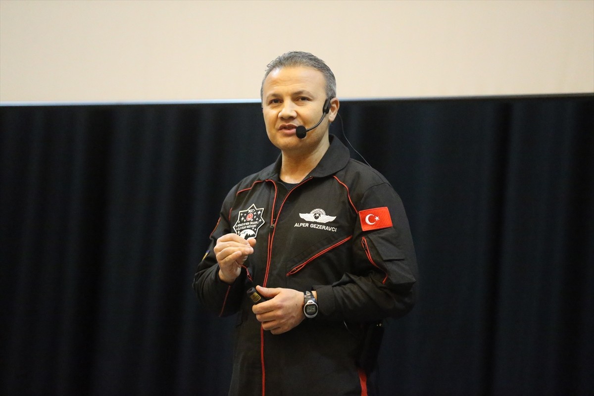 Türkiye'nin ilk astronotu Alper Gezeravcı, Siirt'te öğrencilere uzay yolculuğunu anlattı....