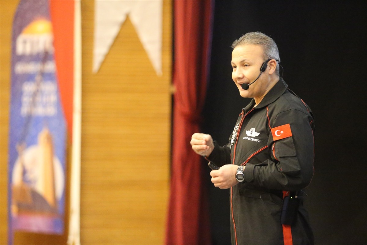 Türkiye'nin ilk astronotu Alper Gezeravcı, Siirt'te öğrencilere uzay yolculuğunu anlattı....