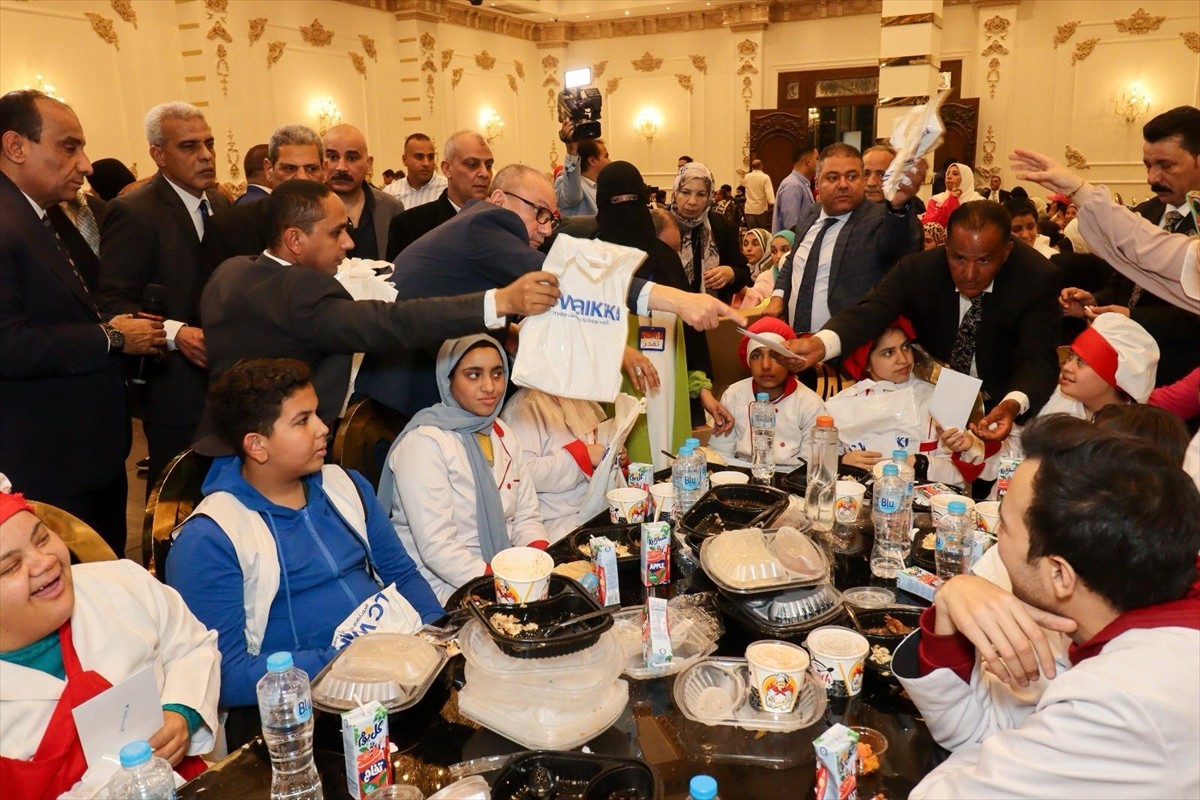 Türkiye'nin Kahire Büyükelçiliği, Kahire'de Mısırlı ailelere 500 kişilik iftar verdi. Kahire'nin...