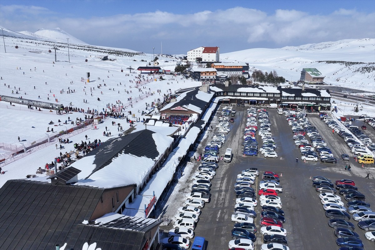 Türkiye'nin önde gelen kış sporları ve turizm merkezlerinden Erciyes Dağı'nda hafta sonu yoğunluğu...