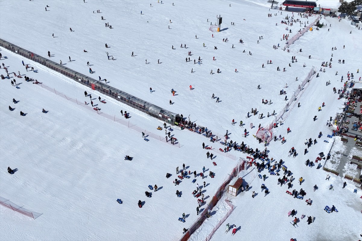 Türkiye'nin önde gelen kış sporları ve turizm merkezlerinden Erciyes Dağı'nda hafta sonu yoğunluğu...