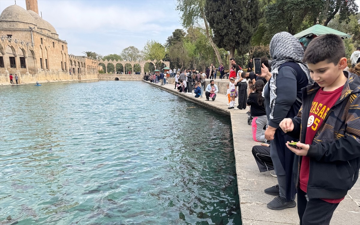 Türkiye'nin önemli turizm merkezlerinden Şanlıurfa'daki Balıklıgöl'de, Ramazan Bayramı tatili...