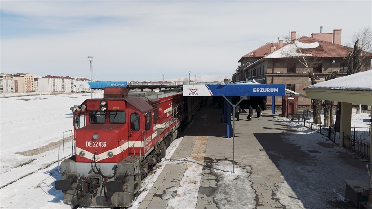 Türkiye Cumhuriyeti Devlet Demiryolları (TCDD) tarafından Ankara-Kars hattında hizmete sunulan...