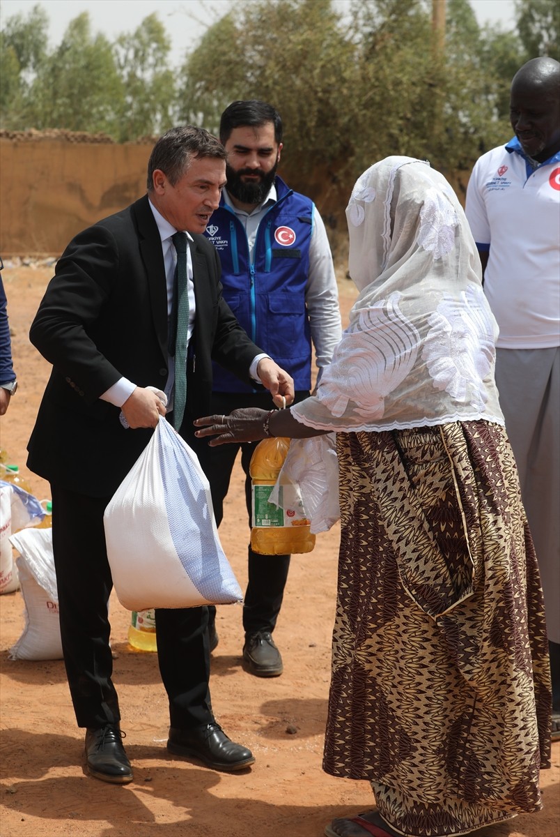 Türkiye Diyanet Vakfı (TDV), ramazan ayı nedeniyle Mali'nin kuzey bölgelerindeki savaştan...