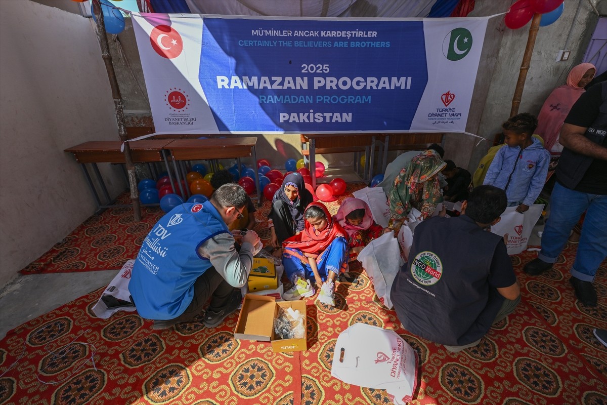Türkiye Diyanet Vakfı (TDV), ramazan yardımları kapsamında Pakistan'daki çocukları bayram...